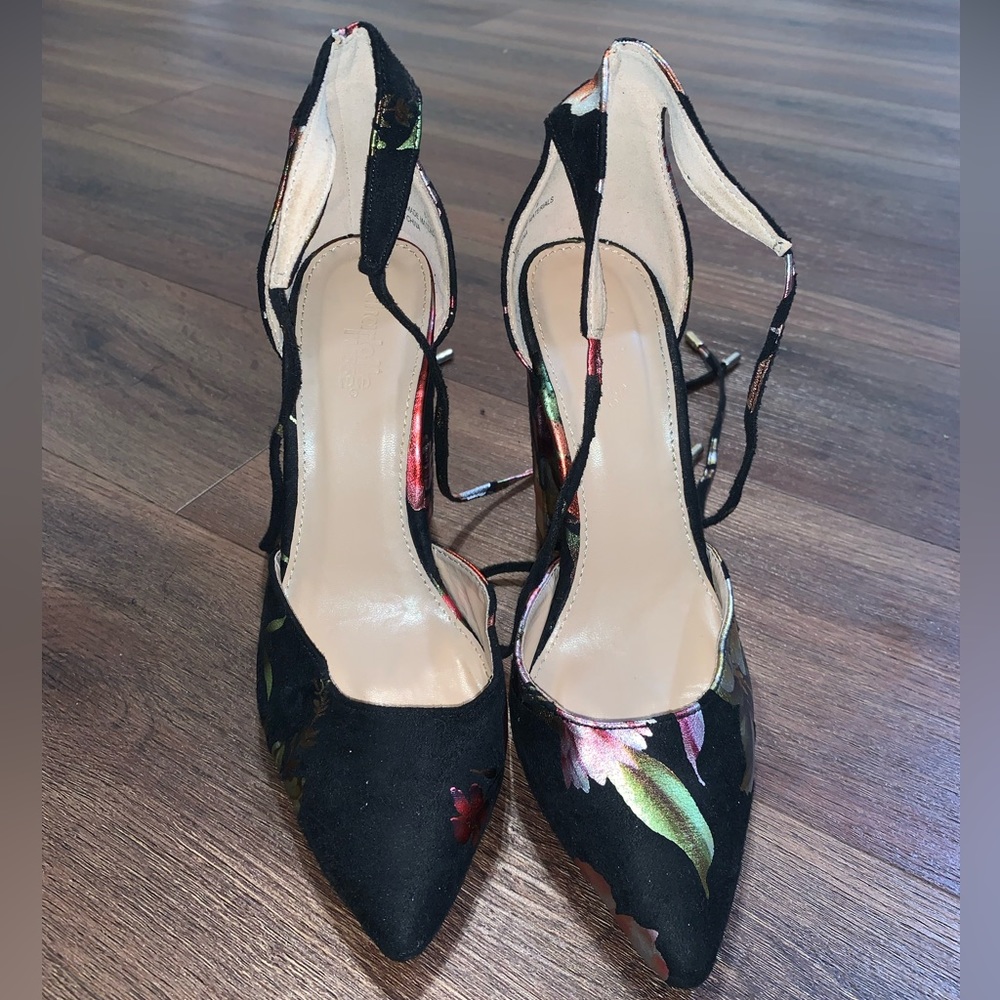 *WORN* *NO BOX* Black Closed Toe Black Pump with Foil Flowers